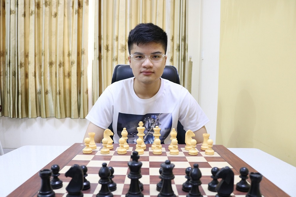 Nguyễn Anh Khôi luyện tập cờ vua tại nhà, thể hiện sự đam mê và tập trung cao độ từ nhỏ.