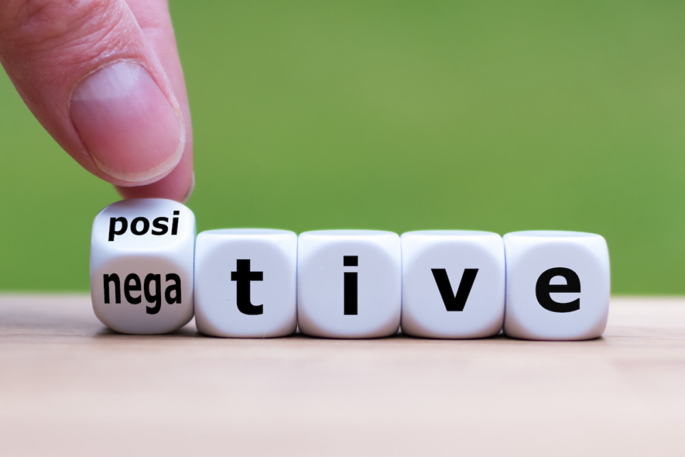 Những con chữ được sắp xếp trên bàn, thể hiện tầm quan trọng của việc xây dựng nội dung hấp dẫn và thu hút độc giả cho newsletter