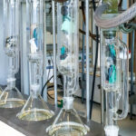 Phân tích các mẫu nhựa đại dương trong phòng thí nghiệm để xác định các hợp chất hóa học độc hại, bao gồm cả PBTs, góp phần gây ô nhiễm môi trường và ảnh hưởng đến chuỗi thức ăn trong đại dương.