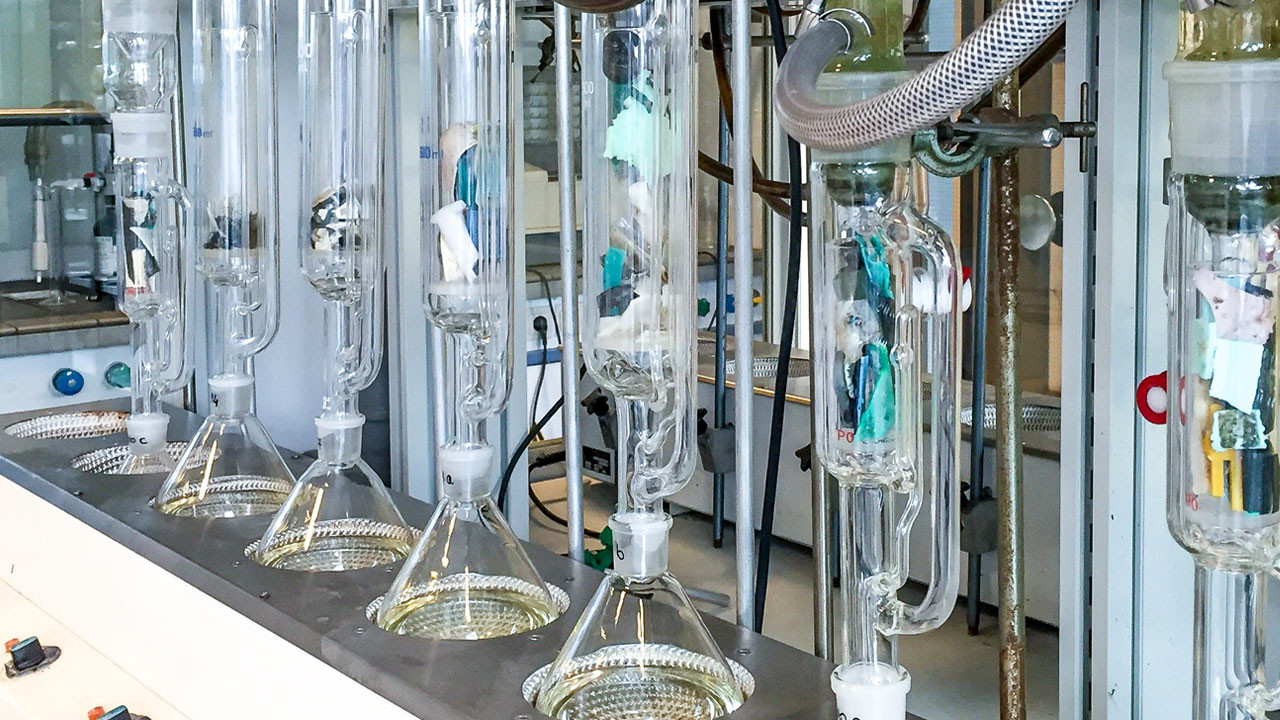 Phân tích các mẫu nhựa đại dương trong phòng thí nghiệm để xác định các hợp chất hóa học độc hại, bao gồm cả PBTs, góp phần gây ô nhiễm môi trường và ảnh hưởng đến chuỗi thức ăn trong đại dương.