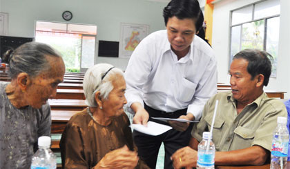 Phó Bí thư Tỉnh ủy trao quà Tết cho gia đình chính sách, thể hiện sự quan tâm sâu sắc của Đảng và Nhà nước.