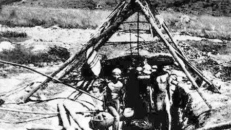Phu mỏ người Việt làm việc khổ sai trong hầm lò thời Pháp thuộc, minh họa sự khai thác thuộc địa tàn bạo chứ không phải khai hóa văn minh.