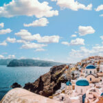 Santorini, Hy Lạp với kiến trúc đặc trưng và hoàng hôn tuyệt đẹp, điểm đến hàng đầu trên bxh Hy Lạp.