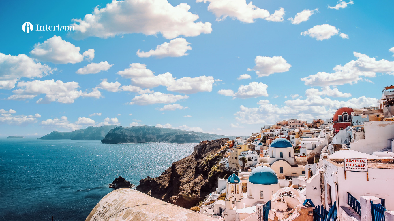 Santorini, Hy Lạp với kiến trúc đặc trưng và hoàng hôn tuyệt đẹp, điểm đến hàng đầu trên bxh Hy Lạp.