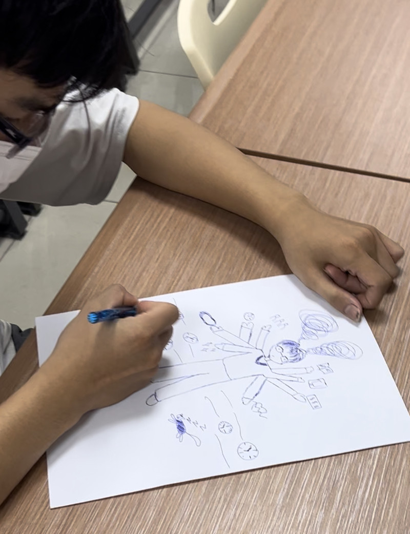 Sinh viên UEH thể hiện mong muốn và mục tiêu cá nhân thông qua vẽ hình, một cách trực quan để hiểu rõ bản thân hơn.