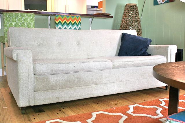 Sofa cũ kiểu dáng vintage màu kem, đã sờn và bẩn