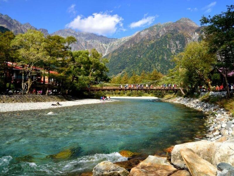 Sông ngòi Nhật Bản chảy qua vùng nông thôn Nhật Bản, thể hiện đặc điểm ngắn và dốc