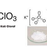 Tinh thể Kali Clorat (KClO3) dạng bột màu trắng, sử dụng trong thí nghiệm nhiệt phân.