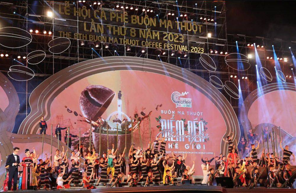 Toàn cảnh Lễ hội Cà phê Buôn Ma Thuột 2023, với không gian trưng bày rộng lớn và sự tham gia của đông đảo du khách, thể hiện sự phát triển và quy mô của lễ hội
