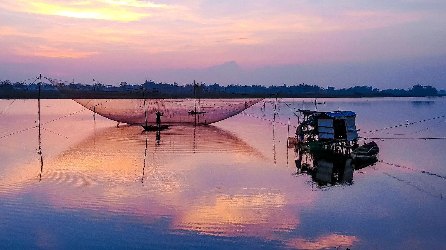 Toàn cảnh sông Thu Bồn hiền hòa chảy qua vùng quê Quảng Nam trù phú.