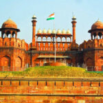 Tường thành Pháo Đài Đỏ Delhi làm từ đá sa thạch đỏ được chạm khắc tinh xảo, biểu tượng cho sự vững chắc và quyền lực của đế chế Mughal.