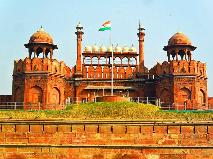 Tường thành Pháo Đài Đỏ Delhi làm từ đá sa thạch đỏ được chạm khắc tinh xảo, biểu tượng cho sự vững chắc và quyền lực của đế chế Mughal.