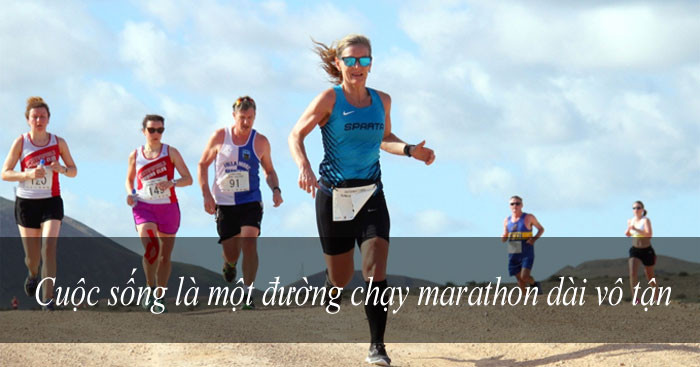 Vận động viên chạy marathon dưới ánh nắng mặt trời, tượng trưng cho sự kiên trì và nỗ lực trong cuộc sống