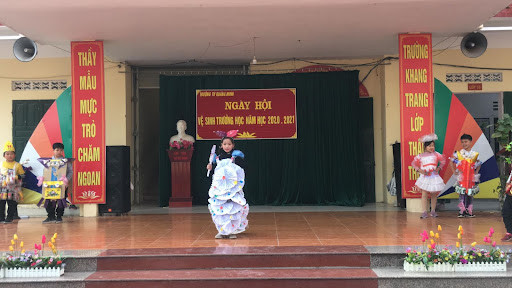Váy dạ hội tái chế từ giấy báo cũ, mang thông điệp yêu thiên nhiên và bảo vệ môi trường.